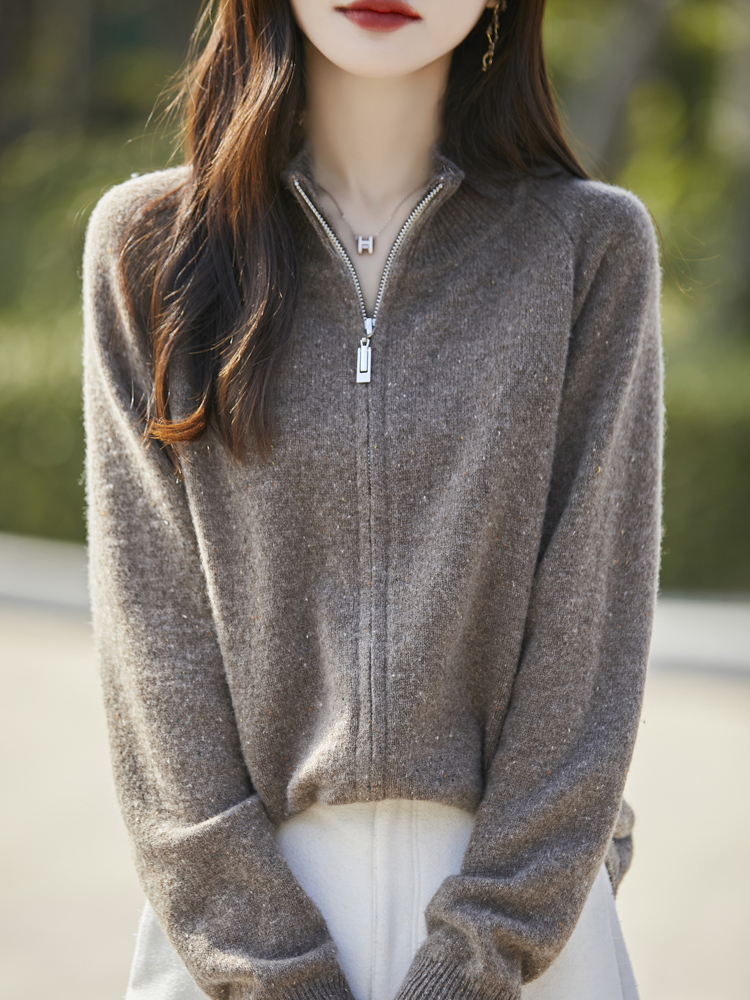 Winter Clothing Colors - سترة نسائية أساسية من صوف الميرينو