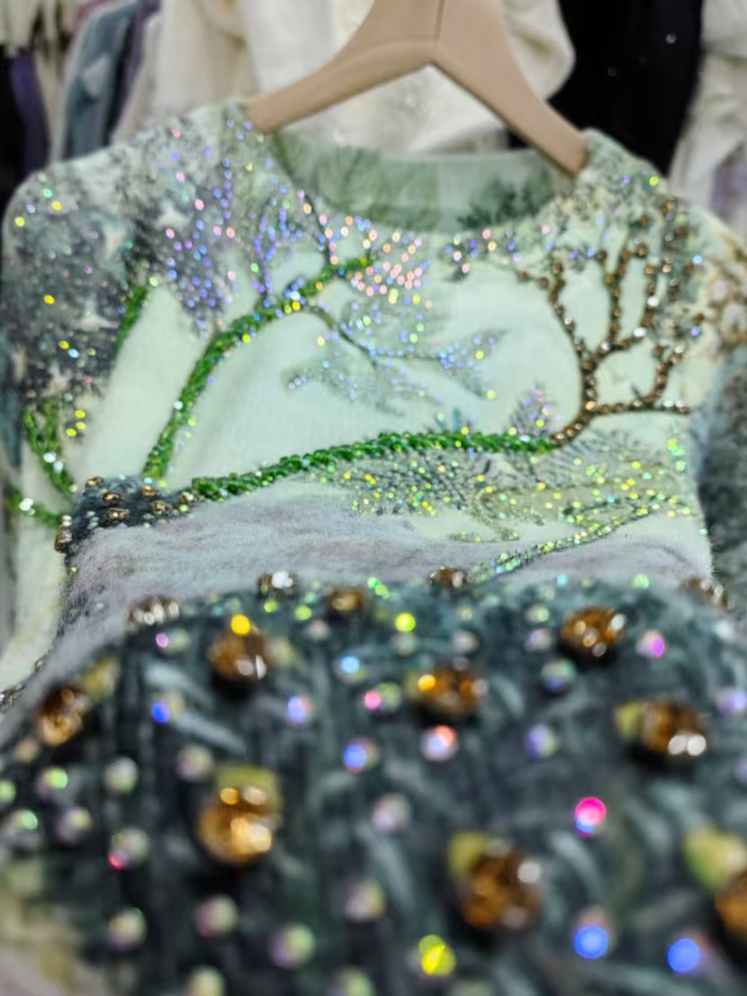 Winter Clothing Factory Outlet - صور حقيقية لسترة نسائية مزينة بأحجار